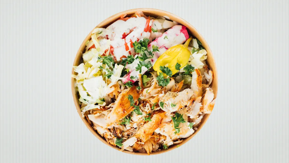 Assiette de shish taouk Rue Beirut avec poulet mariné, riz, salade et légumes marinés